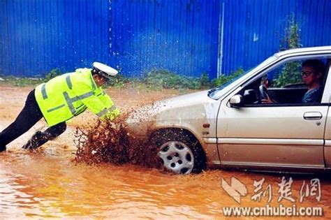 宜昌猇亭區遇暴雨道路嚴重積水 交警緊急出動疏導交通 每日頭條