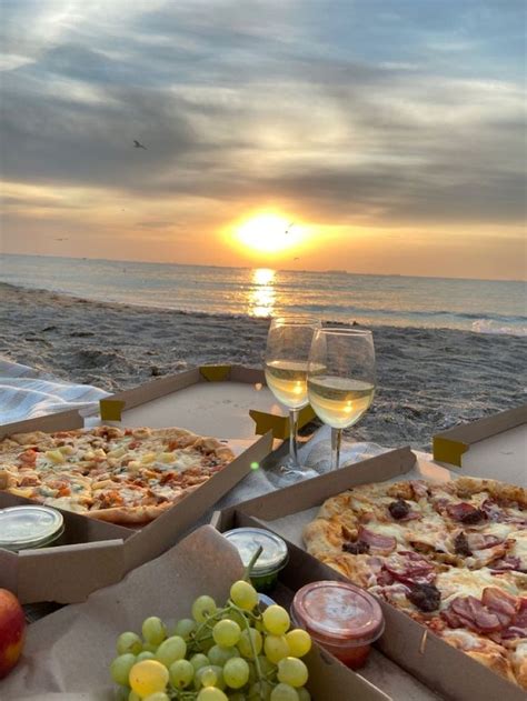 Pin By Peyton Janet On Dates N Activities Beach Picnic Romantic