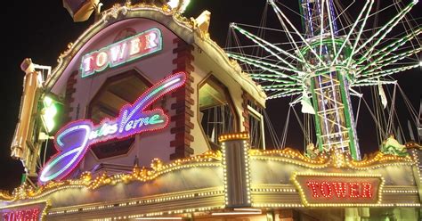 WIESN Schausteller Jules Verne Tower bei Nacht münchen tv