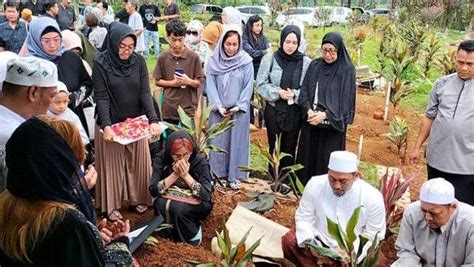 Isak Tangis Keluarga Dan Kerabat Pecah Di Pemakaman Nani Wijaya Suara