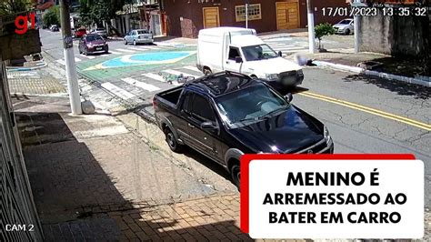 Menino De Bicicleta Arremessado Ao Bater Na Lateral De Carro Na Zona