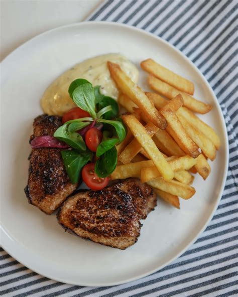 Fläskytterfilé med pommes frites och bearnaisesås Nybergs Deli