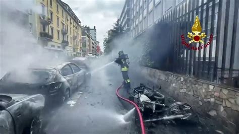 Esplosione A Milano I Veicoli In Fiamme Video Video Dailymotion