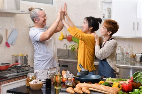 Familia Feliz De Madre Padre E Hija Cocinando En La Cocina Haciendo