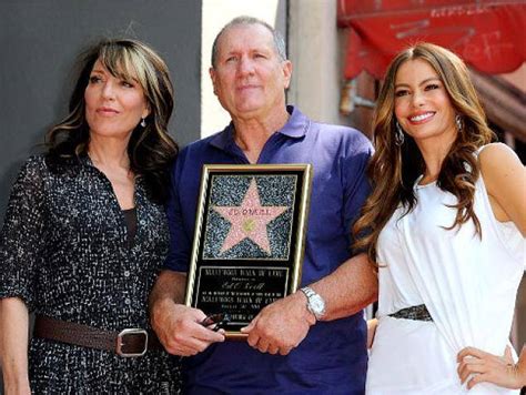 Ed O Neill Posing With His Two Tv Wives Katey Sagal And Sofia Vergara