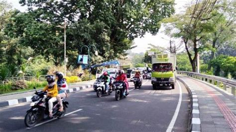 Perbaiki Lampu Di Pendestrian Mobil PJU Kota Bogor Bikin Macet Jalur