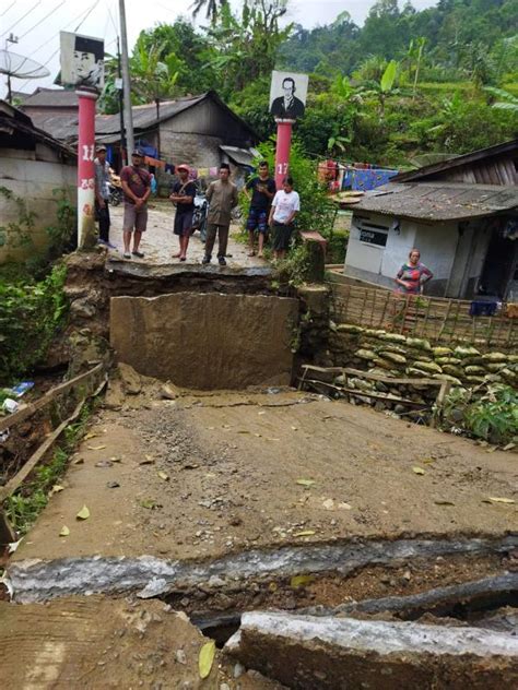 Jembatan Di Cibeber Lebak Ambruk Akses Satu Satunya Jalan Dua Desa