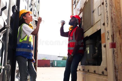 Dos Ingeniero Industrial Afroamericano Hombre Y Mujer Que Usan