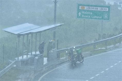 Empat Negeri Dijangka Di Landa Ribut Petir Hujan Lebat Hingga Tengah