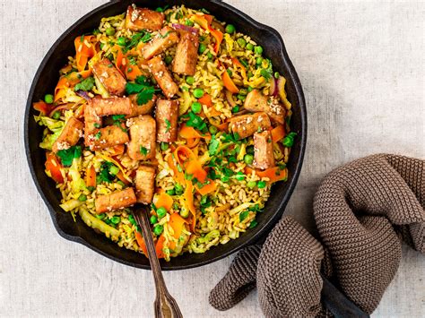 Curry Reis Pfanne mit Chinakohl Möhrenstreifen und Teriyaki Tofu