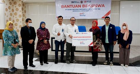 Puluhan Mahasiswa Berprestasi Dan Kurang Mampu Terima Beasiswa BNI