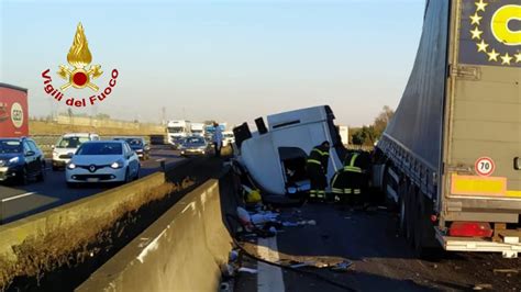 Tamponamento Tra Camion In A1 Un Ferito Gazzetta Di Reggio