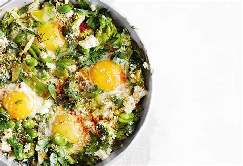 Shakshuka mit grünem Gemüse und Kräutern Frisch Gekocht