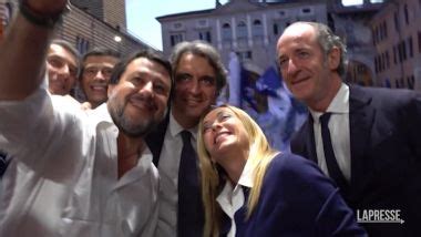 Verona Salvini E Meloni Di Nuovo Insieme Sul Palco Tra Baci E Selfie