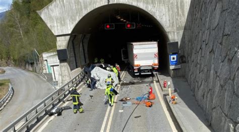 Stalden Vs Schwerer Verkehrsunfall Fordert Ein Todesopfer