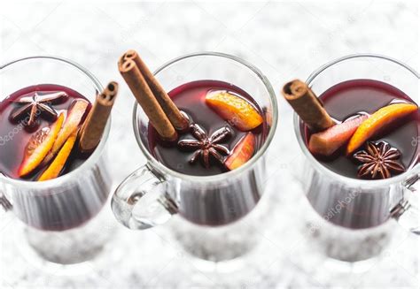 Gläser Glühwein im Schnee Stockfotografie lizenzfreie Fotos