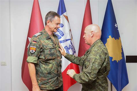 Kontribuoi në forcimin e FSK së Jashari i jep medalje majorit