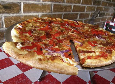 Review: Julian’s Italian Pizzeria hits home with pizza, pasta and value ...