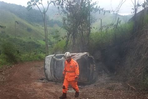 Carro Capota E Pega Fogo Na Estrada Tribuna Em Ipatinga