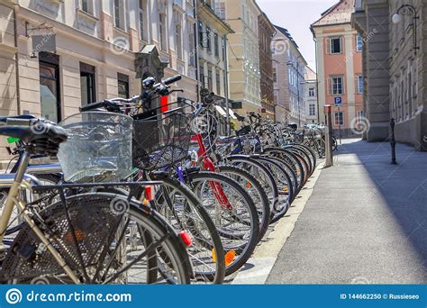 Bicicletas Estacionadas En La Calle Foto De Archivo Imagen De