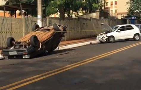 G1 Capotagem interdita parte da Avenida Independência em Ribeirão