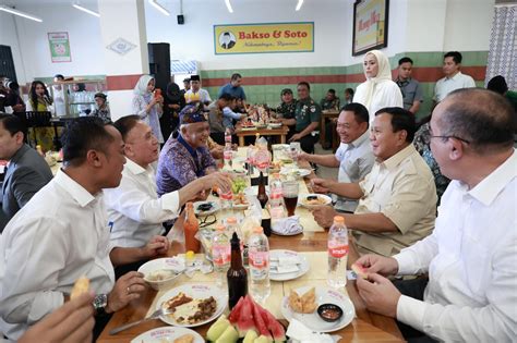 Saat Warga Antusias Sambut Menhan Prabowo Yang Mampir Makan Siang Di