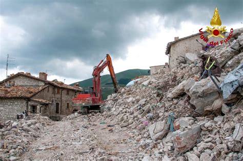 Vigili Del Fuoco Ancora Al Lavoro A Castelluccio La Demolizione Delle