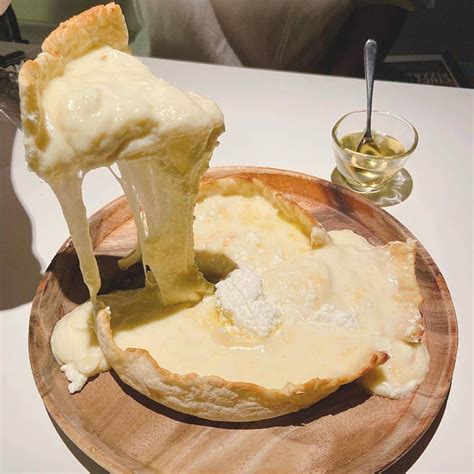 4meeeさんのインスタグラム写真 4meeeinstagram「チーズの大洪水！絶品シカゴピザ🧀﻿／﻿ ﻿ ﻿ ﻿﻿ インスタ