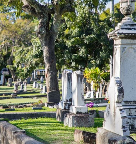 Oahu Cemetery Sparks Reflection | Hawaii Aloha Travel