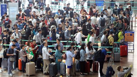 서울포토 연휴 앞두고 인천공항은 벌써 출국 인파로 ‘가득 서울신문