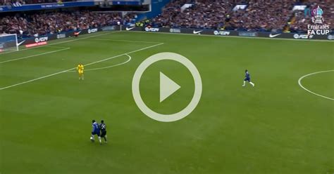 VÍDEO Zagueiro do Chelsea tenta recuar para o goleiro e faz gol contra