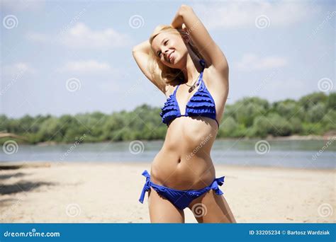 Mujer Rubia Hermosa En Bikini Azul Foto De Archivo Imagen De Registro