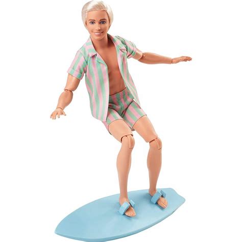 Muñeco Ken de Barbie la película con un conjunto a juego de playa a