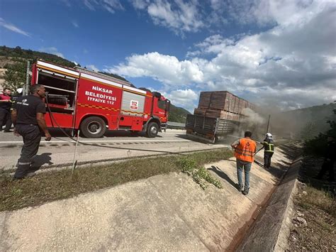 Tokat ın Niksar ilçesinde seyir halindeyken alev alan tır söndürüldü