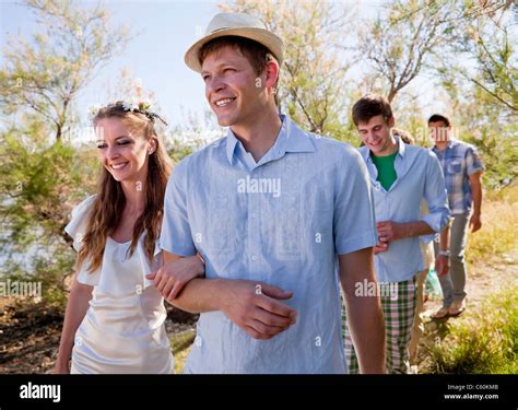 Mariée et le marié marcher bras dessus bras dessous Photo Stock Alamy