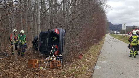 Auto Prallt Gegen Baum Fahrer Stirbt Nach Schwerem Unfall Auf B Bei