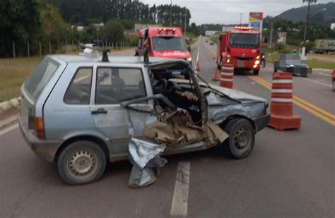 Colisão entre carro e caminhão deixa feridos na BR 470 em Lontras