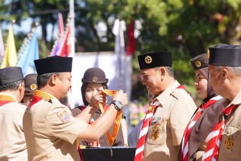 Apel Besar Gerakan Pramuka Amran Mahmud Terima Penghargaan Lencana