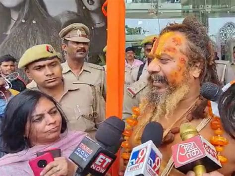 Mahant Paramhans Das Clashed With Police At The Gate Of Lulu Mall Detained