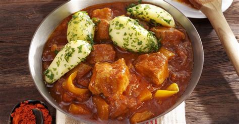 Schweinegulasch Mit Petersilienkartoffeln Rezept Schweinegulasch