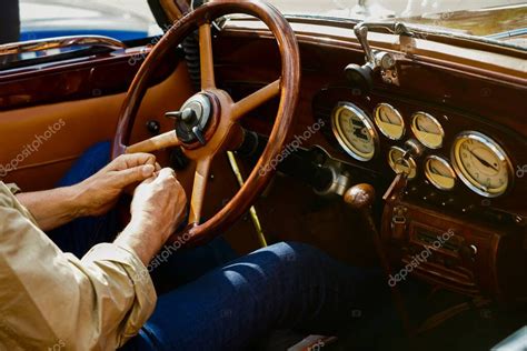 vista interior del clásico coche retro de lujo conducido por el hombre