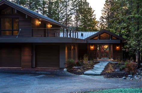 Striking Lake House Blends Modern Elements With Traditional Montana Style