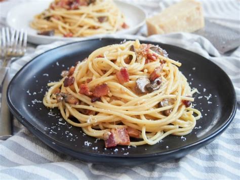 spaghetti carbonara  bolognese restaurant leonardo bansko