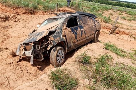 MidiaNews Três pessoas ficam feridas após pneu estourar e Versa capotar