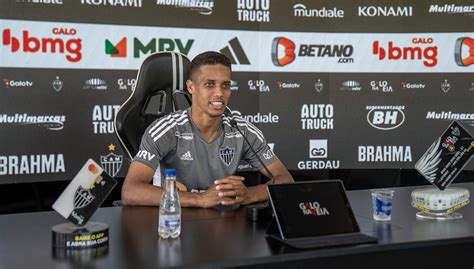 Pedrinho fala sobre propostas de outros clubes e motivação para renovar