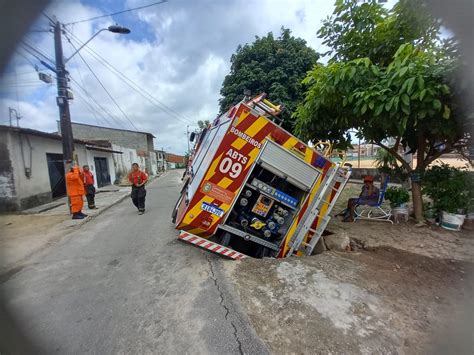 Caminhão dos bombeiros afunda em buraco quando seguia para ocorrência