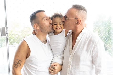 Dia Nacional da Adoção apresentador gay adota bebê abandonado em hospital Jornal Voz Ativa