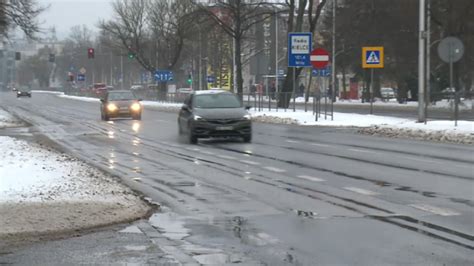 Śliski poranek Na drogach i chodnikach pojawiła się cienka warstwa lodu