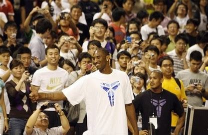 Kobe Bryant In Singapore Gives The Thumbs Up 1 Comment