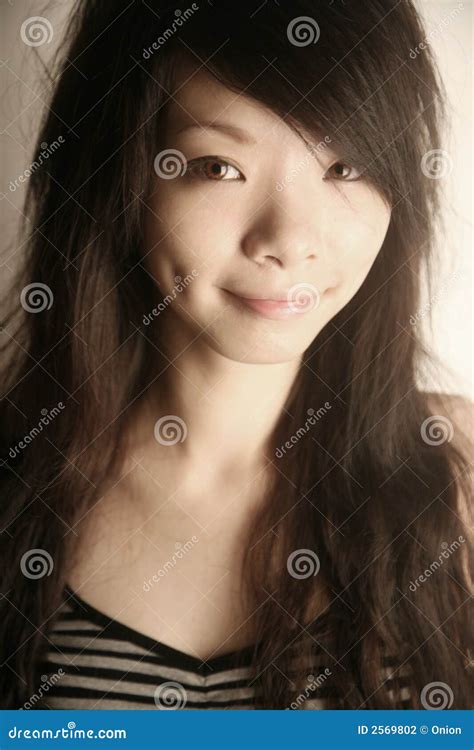 Fille Asiatique Regardant Le Visualisateur Photo Stock Image Du Renivellement Sourire 2569802